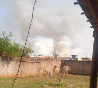 Do quintal de casa, morador registra fumaça de incêndio na reserva do Exército no Nova Lima. (Foto: Direto das Ruas)
