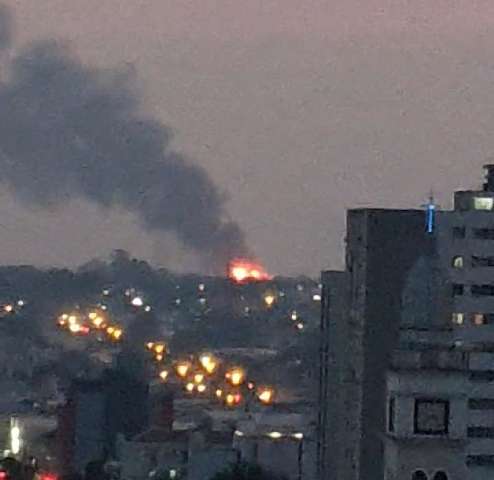 Bombeiros usam escada de 60 metros contra inc&ecirc;ndio, que &eacute; visto at&eacute; do Centro