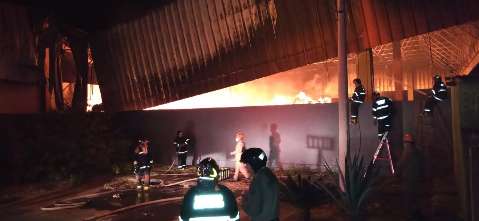 Em chamas desde às 17 horas, estrutura de atacadista cede na Duque de Caxias