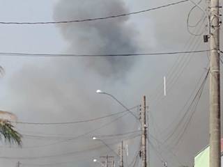 Fumaça na região norte de Campo Grande, onde há pelo menos duas grandes queimadas sendo combatidas nesta tarde. (Foto: Direto das Ruas)
