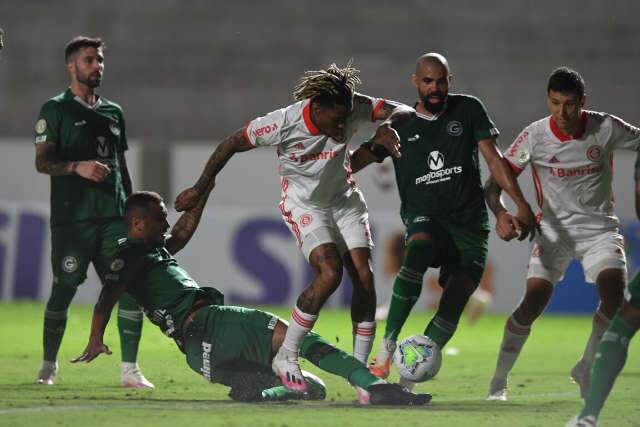 Com um jogador a menos, Goi&aacute;s vence o Internacional dentro de casa