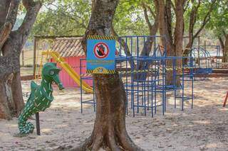 Parquinho onde as crianças brincam está interditado por tempo indeterminado (Foto: Marcos Maluf)