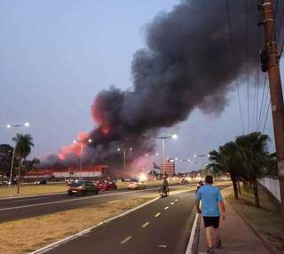 Da avenida Duque de Caxias, à distância, era possível ver as chamas e a fumaça produzida pelo incêndio no atadista. (Foto: Gabriela Gomes