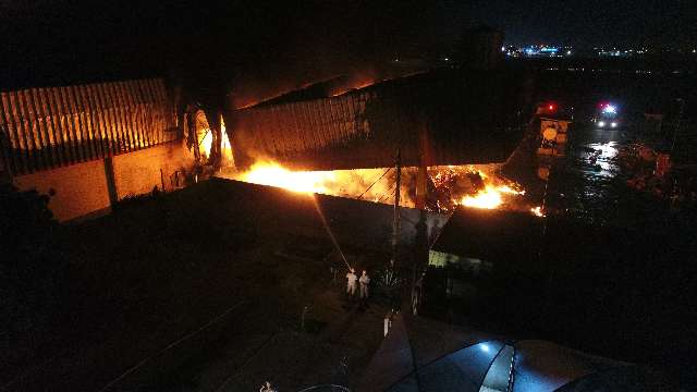 &quot;Sem hora para acabar&quot;: bombeiros de folga combatem inc&ecirc;ndio em atacadista