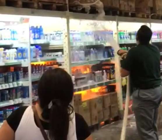 Imagens mostram momento em que fogo come&ccedil;ou no interior do Atacad&atilde;o