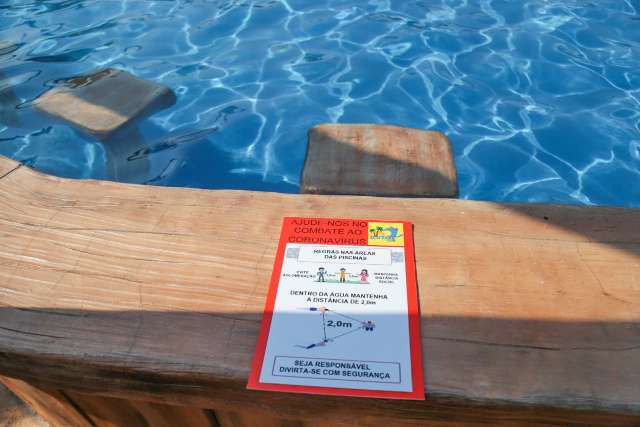 Calor convida para balnerários, mas até na piscina a regra é manter distância