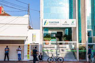 Fachada da Funtrab, localizada na Rua 13 de Maio, no Centro de Campo Grande. (Foto: Henrique Kawaminami)