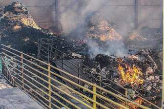 Material ainda sendo consumido pelas chamas, hoje (Foto: Marcos Maluf)