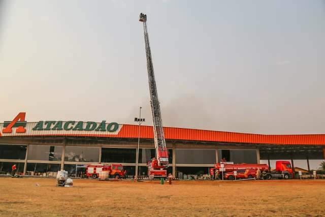 Pelo alto, Corpo de Bombeiros avalia impacto na estrutura do Atacad&atilde;o