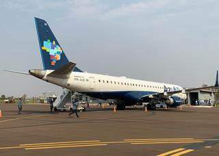 Jato Embraer da Azul logo após pousar em Dourados, hoje cedo (Foto: Divulgação)