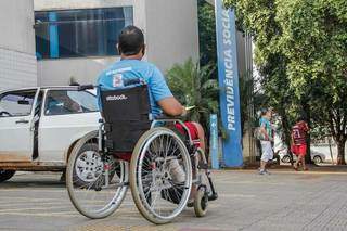 Com cadeira de rodas, Fernando recebeu a notícia de que a perícia seria reagendada. (Foto: Silas Lima)
