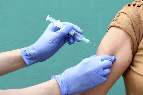 Testes da vacina de Oxford contra covid-19 são retomados no Brasil