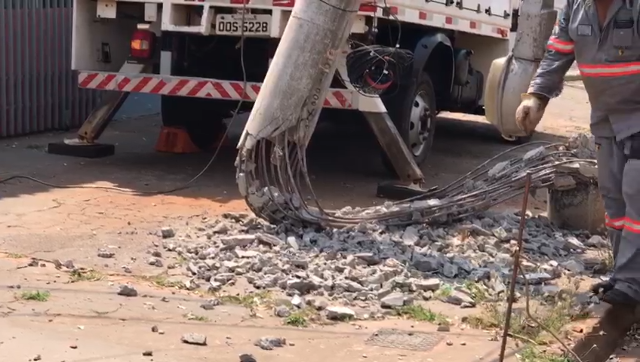 Poste fica pendurado ap&oacute;s acidente na Dom Aquino