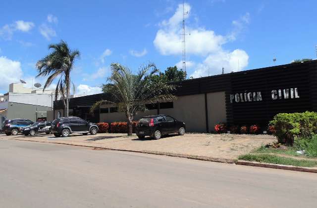 Ap&oacute;s marido atirar em homem, mulher arremessa panelas em PMs e &eacute; detida
