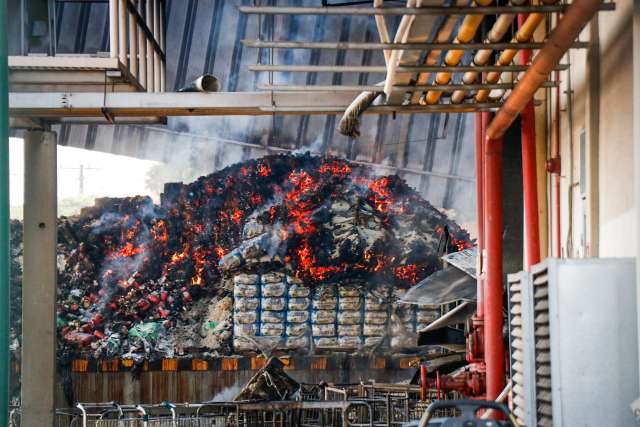 Imagem mostra &ldquo;montanha&rdquo; de arroz destru&iacute;da ap&oacute;s fogo que consumiu toneladas