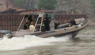 Polícia Federal teve que trocar helicóptero por embarcação hoje devido à fumaça. (Foto: Reprodução/PF)