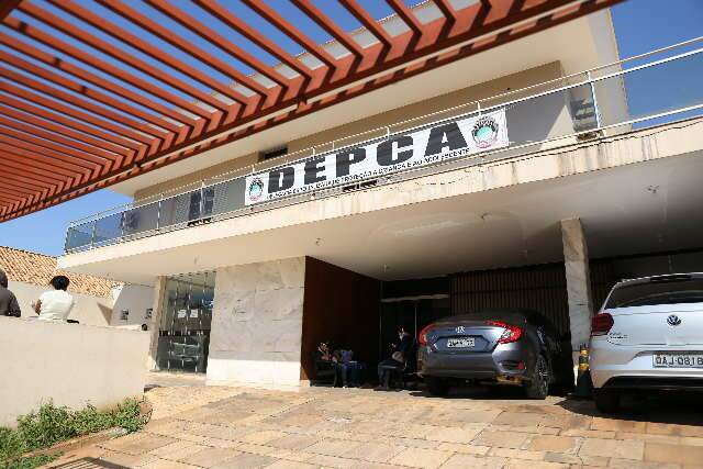 Mulher denuncia padrasto ap&oacute;s homem erguer crian&ccedil;a de 4 anos pelo pesco&ccedil;o