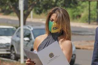 Soraya Thronicke na frente do Tribunal Regional Eleitoral, com a documentação que seria protocolada. (Foto: Silas Lima)
