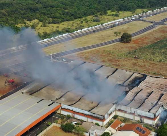 Ap&oacute;s 17 horas, pr&eacute;dio do Atacad&atilde;o ainda parece uma &ldquo;chamin&eacute; gigante&rdquo;
