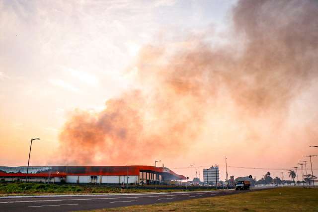 Ap&oacute;s noite de inc&ecirc;ndio, cen&aacute;rio &eacute; de destrui&ccedil;&atilde;o, com c&eacute;u tomado por fuma&ccedil;a