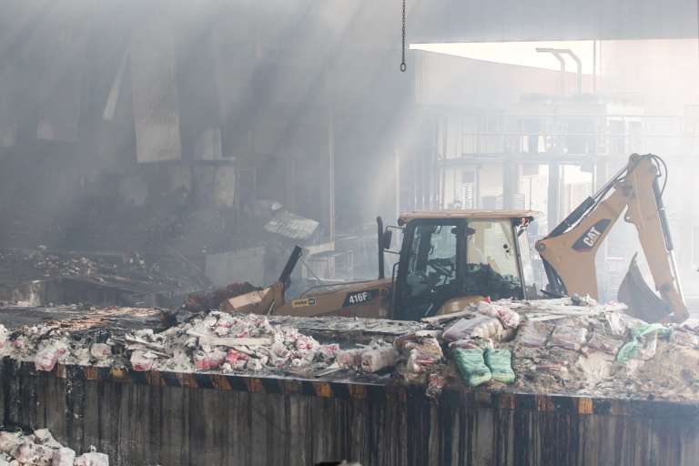 Trabalho de retirada dos materiais queimados. (Foto: Marcos Maluf)