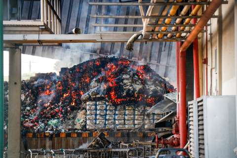 Imagem mostra “montanha” de arroz destruída após fogo que consumiu toneladas