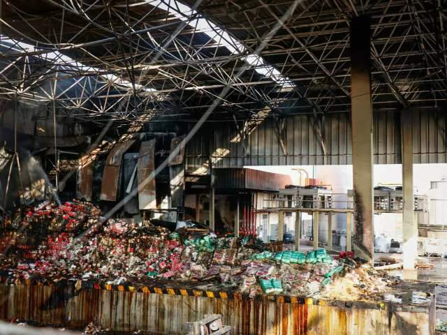 Risco de desmoronamento tira bombeiros de dentro do Atacad&atilde;o