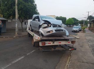 Carro que os bandidos ocupavam ficou com a frente destruída após o acidente (Foto: divulgação/Batalhão de Choque)