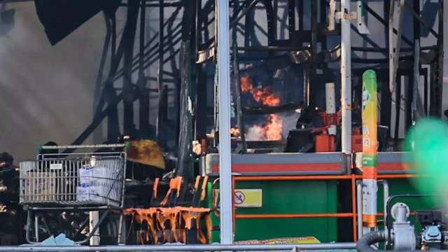 Ap&oacute;s 8h de interrup&ccedil;&atilde;o, bombeiros retomam trabalho dentro do Atacad&atilde;o