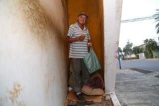 Seu Juarez mora há cinco anos debaixo de um compartimento de uma loja de gás (Foto: Marcos Maluf)