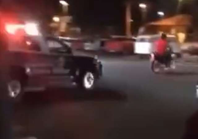 V&iacute;deo: fugindo da PM, adolescente empina e acaba batendo em carro