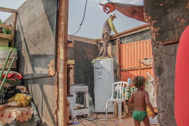 Na Aguadinha, redemoinho &eacute; prova de que &quot;pobre n&atilde;o tem paz&quot;