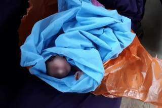 Bebê chegou enrolado em manta e sacola no Hospital Regional de Ponta Porã na madrugada de quarta. (Foto: Reprodução/Porã News)