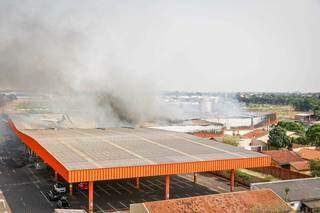 Imagens feitas do alto pelo Campo Grande News mostram a cobertura metálica toda retorcida e muita fumaça (Foto: Henrique Kawaminami)