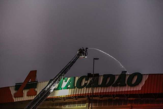 Mais de 36 horas ap&oacute;s inc&ecirc;ndio, Corpo de Bombeiros ainda apaga focos no Atacad&atilde;o