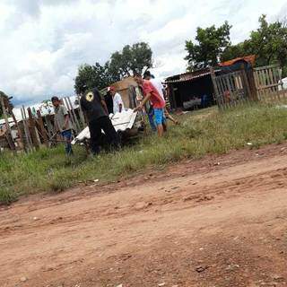 Imagem registrada pelos vizinhos que tentavam recolher material de barraco vendido. (Foto: Direto das Ruas)