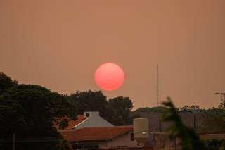 Amanhecer com sol nascendo na região do Bairro Amambai (Foto: Henrique Kawaminami) 