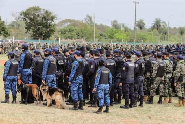 Refor&ccedil;o de 800 homens chega &agrave; &aacute;rea onde ex-vice-presidente foi sequestrado