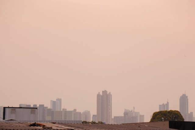 Ter&ccedil;a tem n&eacute;voa no c&eacute;u, temperatura mais baixa e alerta de vendaval