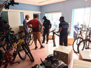 Agentes da Receita fiscalizam estoque de loja de bicicletas em Ponta Porã (Foto: Divulgação)