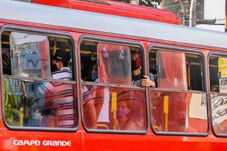 Sem aumento no número de ônibus, consórcio quer acrescentar passageiros em pé. (Foto: Marcos Maluf)