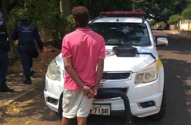 Ladr&atilde;o furta bolsa de moradora, mas &eacute; perseguido e preso pela guarda