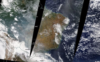 Imagens de satélite mostram fumaça branca levada do Pantanal para outras regiões.