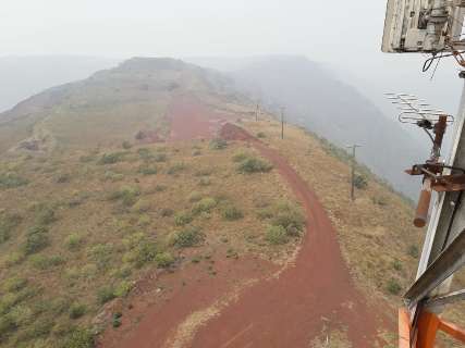 A 967 metros de altura, foto mostra Morro do Urucum encoberto por fumaça 