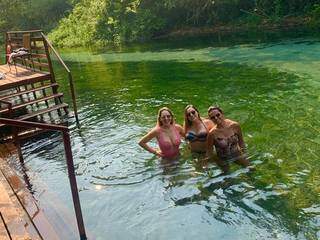 As três amigas nas águas cristalinas do Rio Formoso, no Refúgio da Barra, localizado a 17 km do centro de Bonito (Foto: Divulgação)