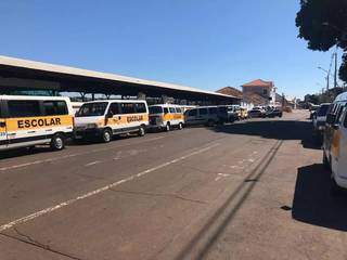 Vans do transporte escolar durante protesto na Esplanada Ferroviária em Campo Grande após paralisação por causa da pandemia (Foto: Campo Grande News/Arquivo)