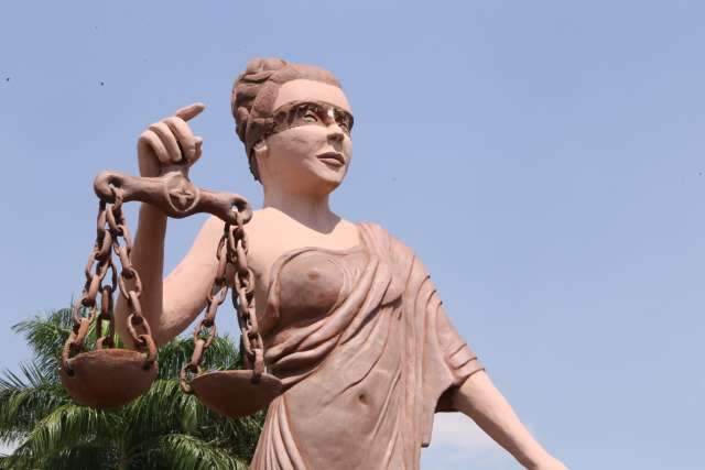 Cai venda da &quot;Deusa da Justi&ccedil;a&quot; no F&oacute;rum e os olhos dela s&atilde;o verdes