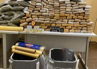 Droga e aparelhos que seriam utilizados no envio da droga. (Foto: Polícia Civil) 