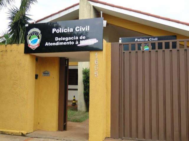 Ap&oacute;s agress&atilde;o, mulher tenta impedir ex de fugir e &eacute; arrastada no asfalto
