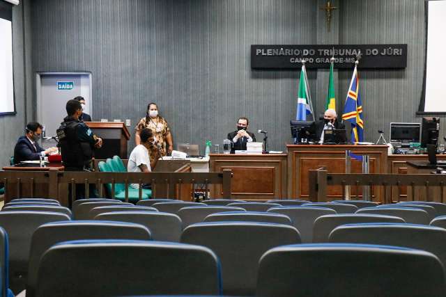 J&uacute;ri presencial volta, mas r&eacute;u s&oacute; pode contar com apoio de 2 membros da fam&iacute;lia